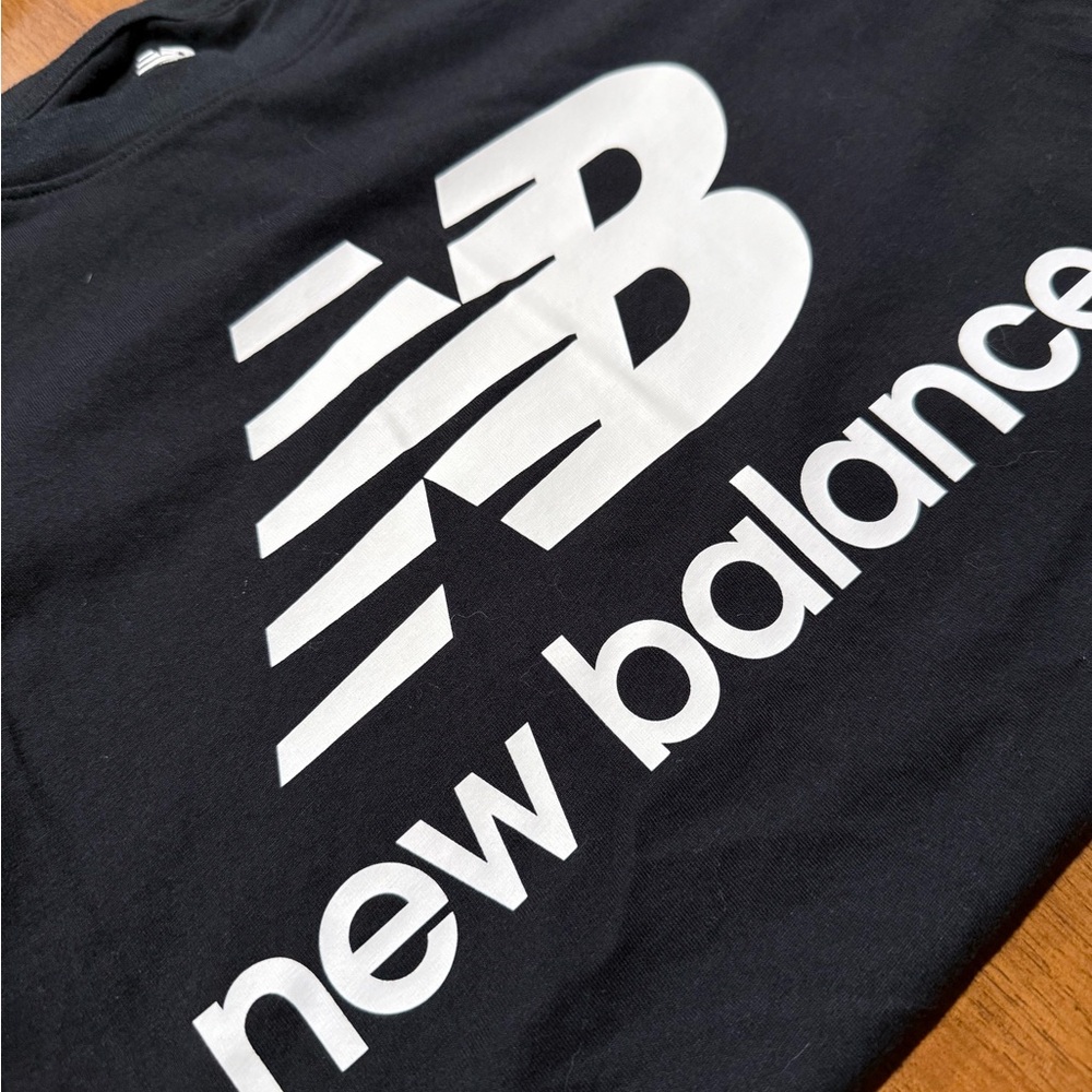 New Balance Women’s Black Tee with White Logo Semi New w/ Tags